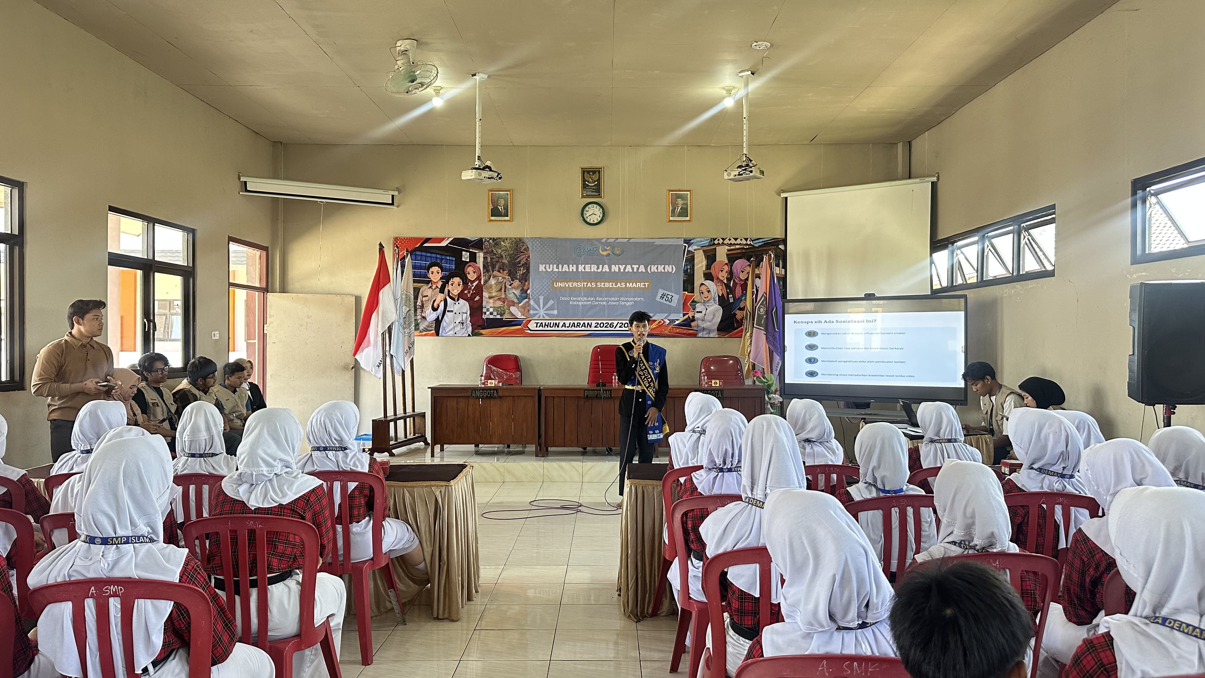 Edukasi Kreativitas Digital: KKN UNS Kelompok 53 Latih Siswa SMP Al Fadhila Demak Menjadi Content Creator